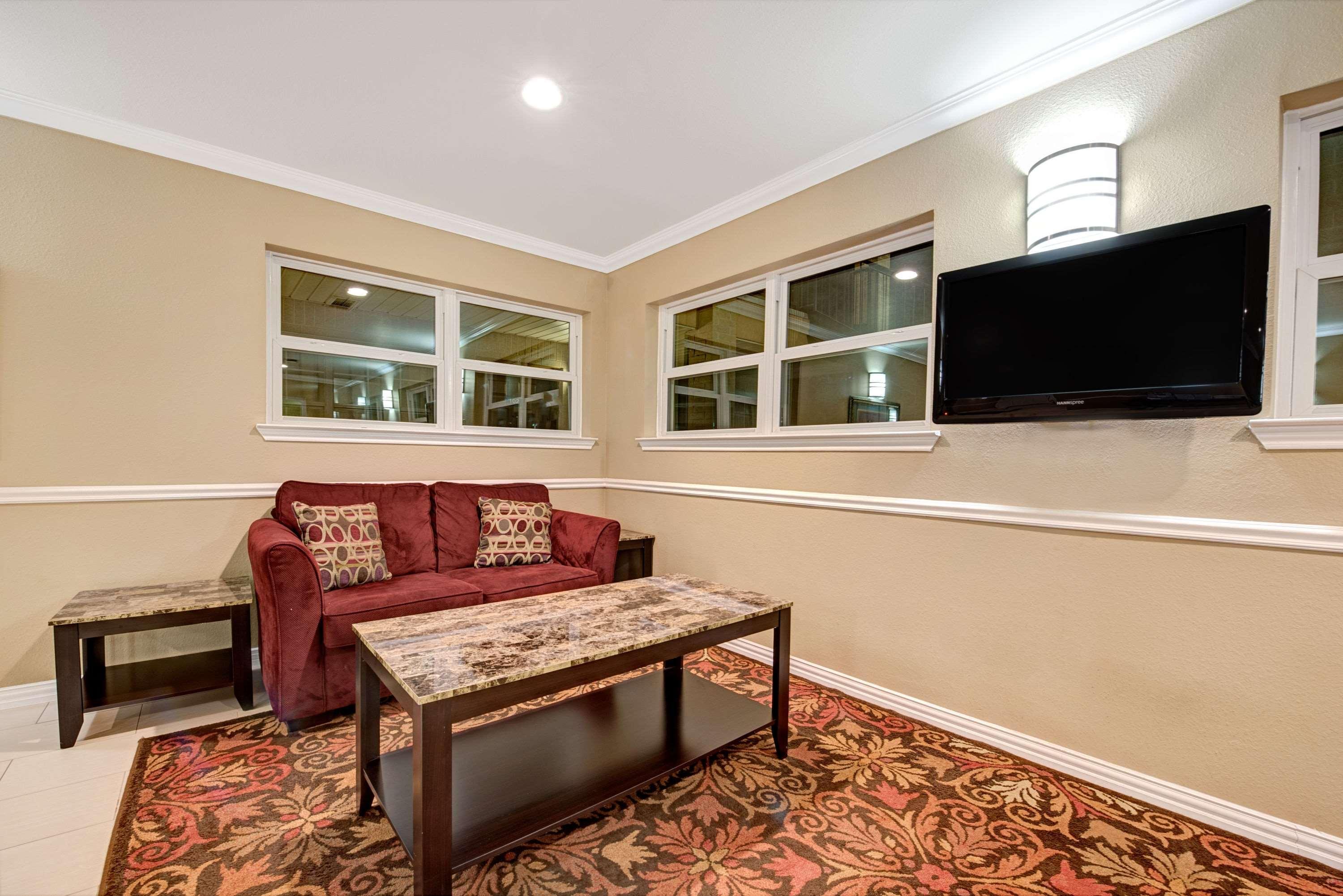 Super 8 By Wyndham Dallas 2*