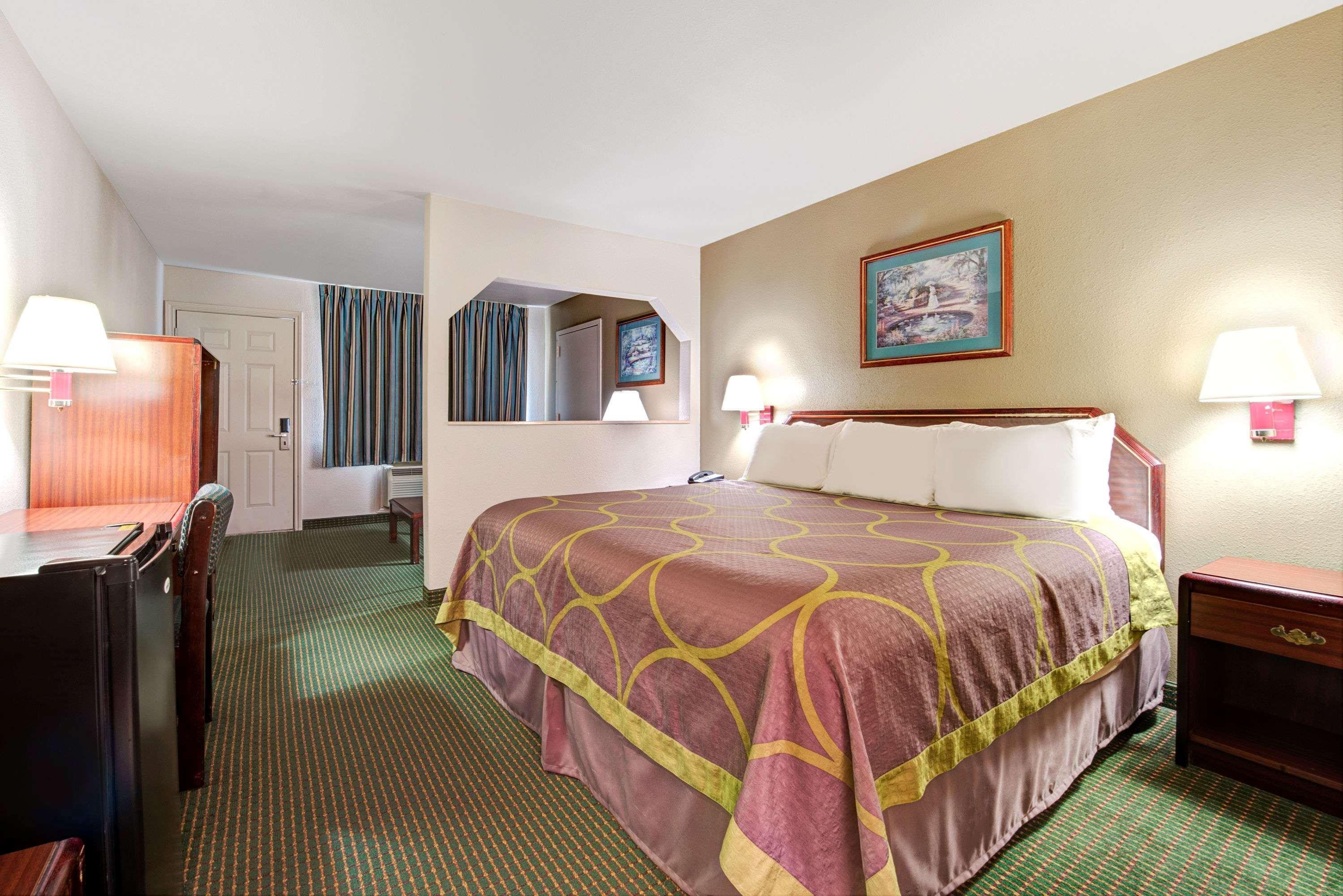 Super 8 By Wyndham Dallas